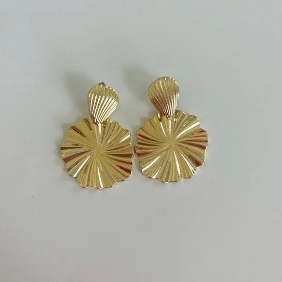 Gold Shell Design Earrings - Picture 1 of 2